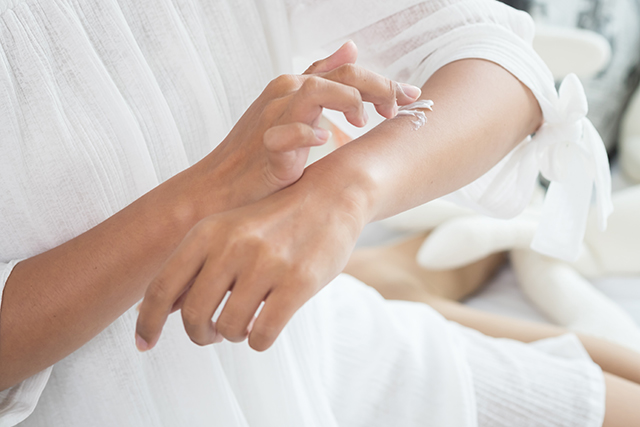 applying-cream - moisturizing the skin for eczema
