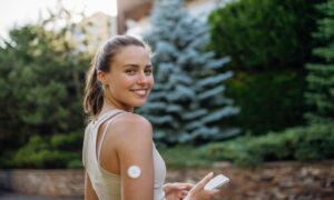 girl with cgm monitor