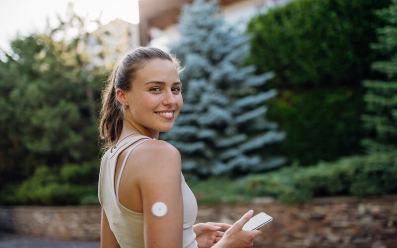 girl with cgm monitor