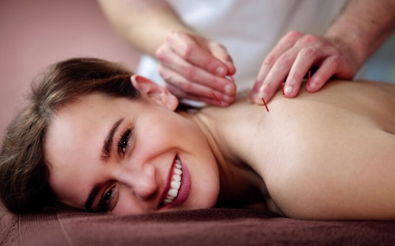 woman getting mobile acupunture