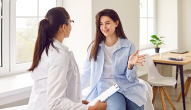 Happy woman talking to her doctor about transistioning from Semaglutide to Tirzepatide in a bright, realxing room